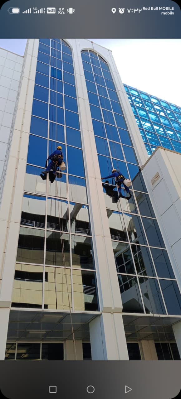 تنظيف واجهات الأبراج المرتفعة في جدة
